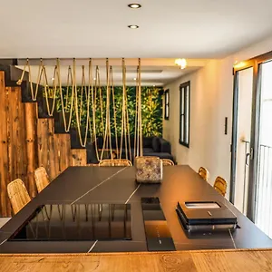 https://casa-jungle-place-des-lices-duplex-refait-a-neuf.fr-provencehotel.com